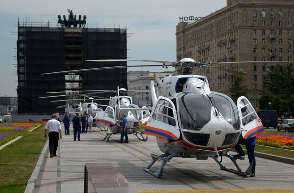 Вертолеты МЧС у станции метро Парк Победы Вертолеты МЧС у станции метро Парк Победы