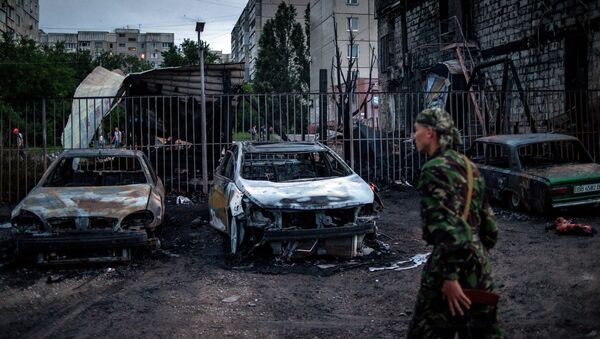 Сгоревшие автомобили в квартале Мирный в Луганске. Архивное фото Сгоревшие автомобили в квартале Мирный в Луганске. Архивное фото