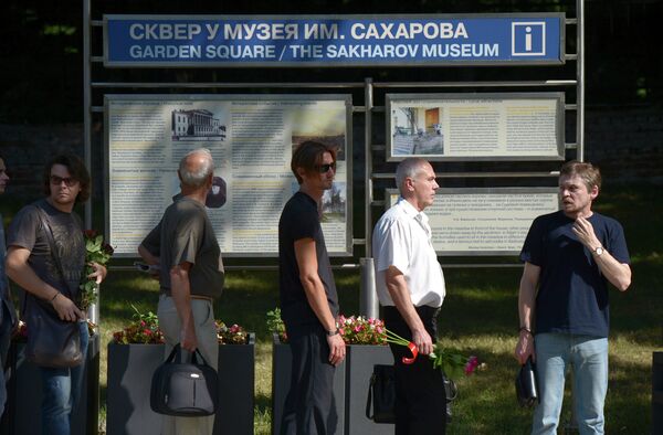 Жители Москвы во время прощания с правозащитницей Валерией Новодворской Жители Москвы во время прощания с правозащитницей Валерией Новодворской