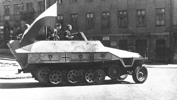 Захваченная польскими повстанцами бронемашина вермахта. Варшавское восстание 1944 Захваченная польскими повстанцами бронемашина вермахта. Варшавское восстание 1944