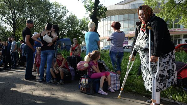 Жители Донецкой области перед отправкой автобусов с беженцами из Донецка в Россию Жители Донецкой области перед отправкой автобусов с беженцами из Донецка в Россию