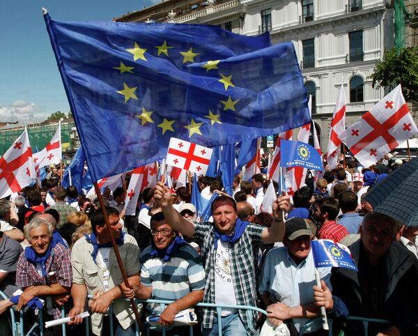 Сторонники евроинтеграции с флагами Грузии и ЕС в Тбилиси Сторонники евроинтеграции с флагами Грузии и ЕС в Тбилиси