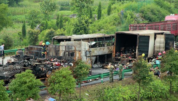 Полиция и пожарные работают на месте столкновения автобуса и грузовика 19 июля 2014 г Полиция и пожарные работают на месте столкновения автобуса и грузовика 19 июля 2014 г