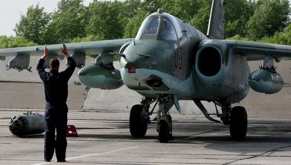 Пилот на штурмовике Су-25 СМ заруливает на стоянку. Архивное фото Пилот на штурмовике Су-25 СМ заруливает на стоянку. Архивное фото