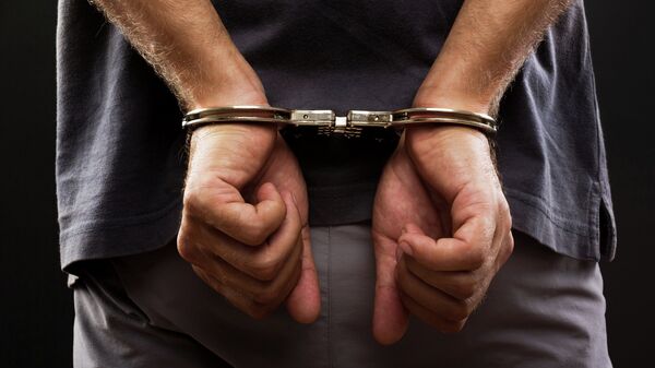 Задержанный в наручниках Задержанный в наручниках