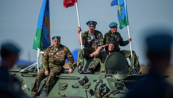 Ветераны ВДВ проезжают на бронетранспортере по плацу во время празднования дня Воздушно-десантных войск Ветераны ВДВ проезжают на бронетранспортере по плацу во время празднования дня Воздушно-десантных войск