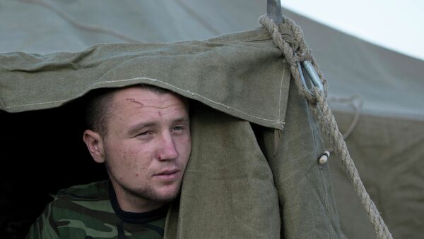 Украинский солдат в палаточном лагере недалеко от деревни Гуково Ростовской области Украинский солдат в палаточном лагере недалеко от деревни Гуково Ростовской области