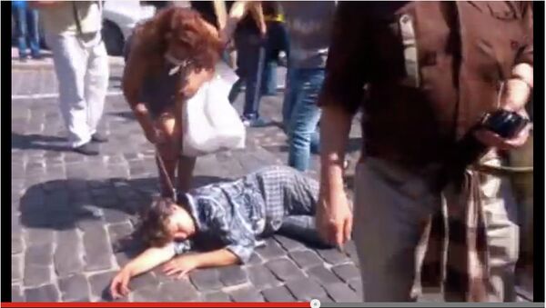 Кадр из видео Активисты Майдана сорвали украшения с потерявшей сознание женщины Кадр из видео Активисты Майдана сорвали украшения с потерявшей сознание женщины