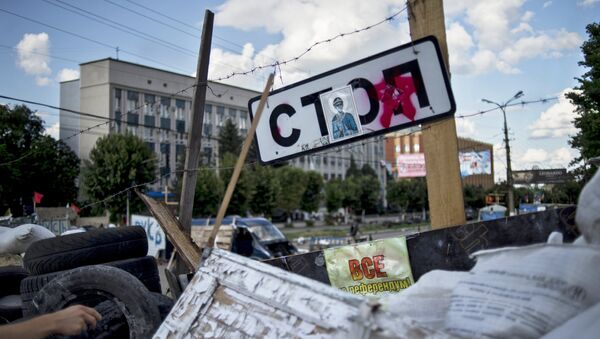 Баррикада у здания СБУ в Луганске Баррикада у здания СБУ в Луганске