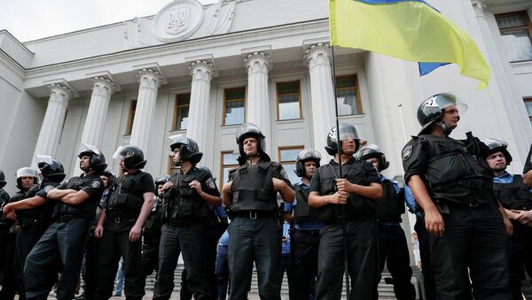 Сотрудники милиции во время митинга у Верховной Рады Украины. Архивное фото. Сотрудники милиции во время митинга у Верховной Рады Украины. Архивное фото.