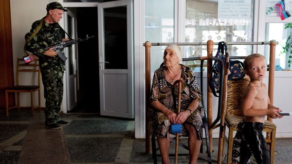 Ополченец и беженцы. Архивное фото Ополченец и беженцы. Архивное фото