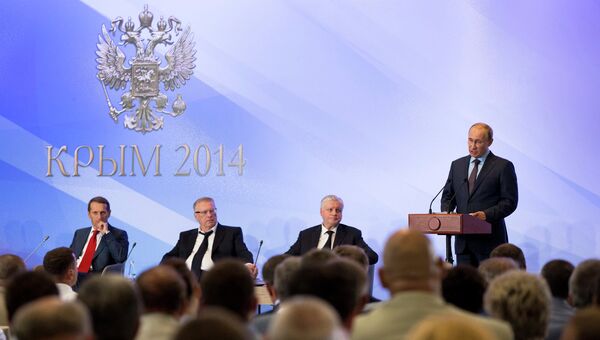 Президент РФ Владимир Путин выступает на встрече в Ялте членами фракций политических партий Государственной Думы РФ Президент РФ Владимир Путин выступает на встрече в Ялте членами фракций политических партий Государственной Думы РФ