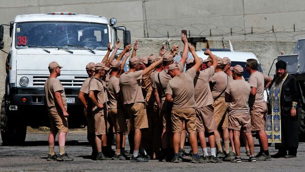 Водители российских грузовиков с гуманитарной помощью Водители российских грузовиков с гуманитарной помощью
