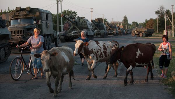 Местные жители на фоне военной техники украинской армии в городе Иловайске. Архивное фото Местные жители на фоне военной техники украинской армии в городе Иловайске. Архивное фото