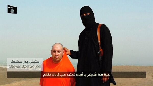 Кадр из видео, на котором боевик-исламист якобы обезглавливает предположительно американского журналиста Джеймса Фоли Кадр из видео, на котором боевик-исламист якобы обезглавливает предположительно американского журналиста Джеймса Фоли