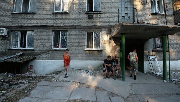 Жители Иловайска во дворе разрушенного в результате обстрела украинской армией жилого дома. Архивное фото Жители Иловайска во дворе разрушенного в результате обстрела украинской армией жилого дома. Архивное фото