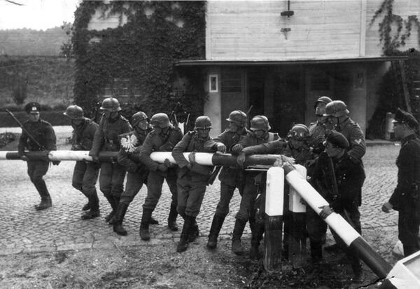 Немецкие солдаты на Германо-Польской границе, сентябрь 1939 Немецкие солдаты на Германо-Польской границе, сентябрь 1939