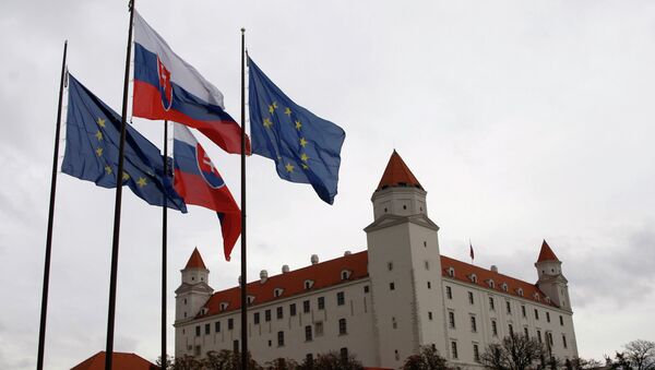 Флаги Словакии и Евросоюза перед зданием парламента в Братиславе. Архивное фото Флаги Словакии и Евросоюза перед зданием парламента в Братиславе. Архивное фото
