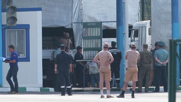 Машины с помощью для Украины на КПП Донецк Машины с помощью для Украины на КПП Донецк