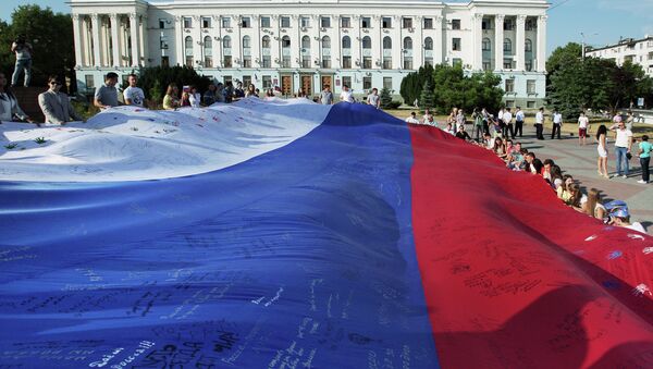 Жители Симферополя во время празднования Дня российского флага. Архивное фото Жители Симферополя во время празднования Дня российского флага. Архивное фото