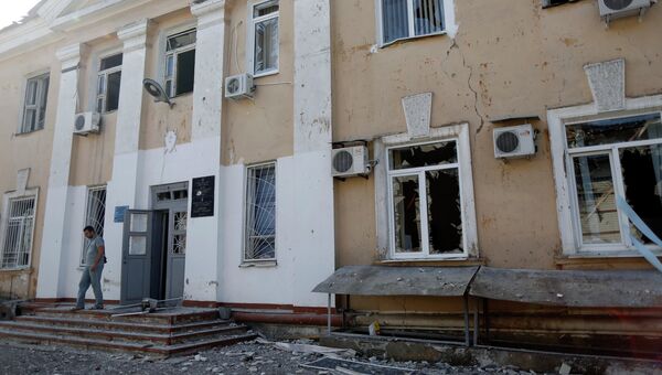 Здание больницы, пострадавшее в результате обстрела в Донецке, архивное фото Здание больницы, пострадавшее в результате обстрела в Донецке, архивное фото