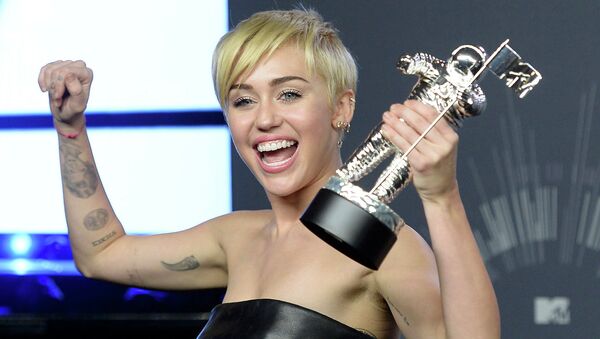 Американская актриса и певица Майли Сайрус на церемонии вручения премии MTV Video Music Awards 2014 Американская актриса и певица Майли Сайрус на церемонии вручения премии MTV Video Music Awards 2014