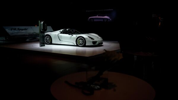 Автомобиль Porsche 918 Spyder на Московском международном автосалоне. Архивное фото Автомобиль Porsche 918 Spyder на Московском международном автосалоне. Архивное фото