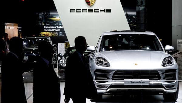 Автомобиль Porsche Macan turbo на Московском автосалоне 2014. Архивное фото Автомобиль Porsche Macan turbo на Московском автосалоне 2014. Архивное фото