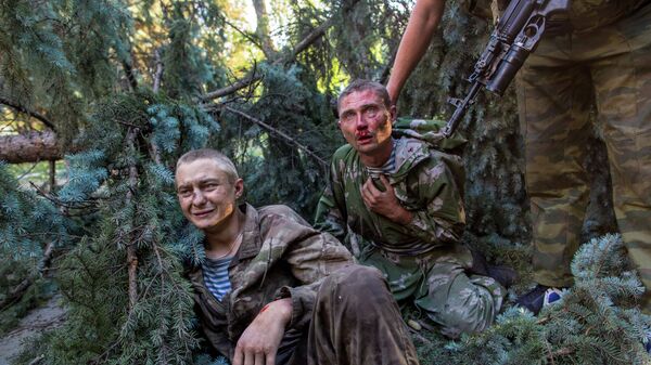 Раненые украинские десантники, взятые в плен в ходе боя за город Шахтерск Раненые украинские десантники, взятые в плен в ходе боя за город Шахтерск