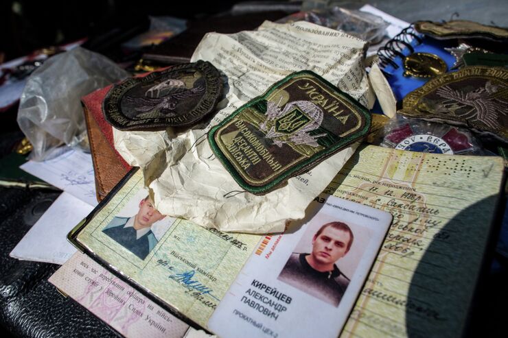 Документы и значки украинских военных, убитых в результате боев в городе Шахтерск под Донецком Документы и значки украинских военных, убитых в результате боев в городе Шахтерск под Донецком