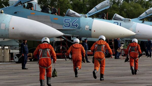 Истребители Су-27 перед взлетом во время учений системы материально-технического обеспечения Восточного военного округа Истребители Су-27 перед взлетом во время учений системы материально-технического обеспечения Восточного военного округа