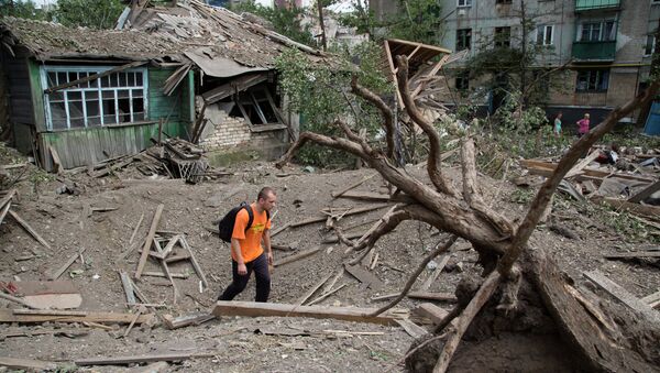 Воронка от бомбы вблизи жилого дома в Снежном. Архивное фото Воронка от бомбы вблизи жилого дома в Снежном. Архивное фото