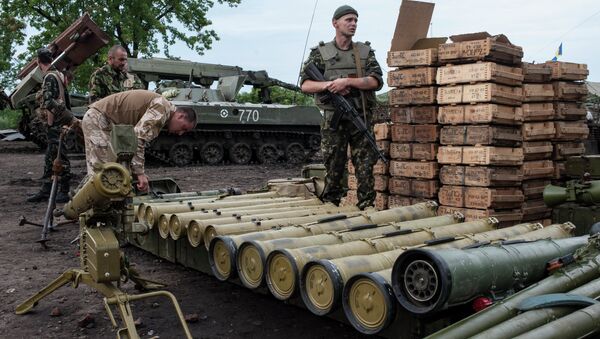Украинские силовики разбирают оружие Украинские силовики разбирают оружие