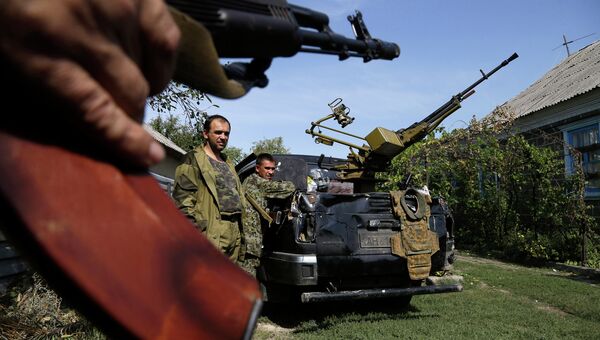 Бойцы ополчения ДНР в Донецке. Архивное фото Бойцы ополчения ДНР в Донецке. Архивное фото