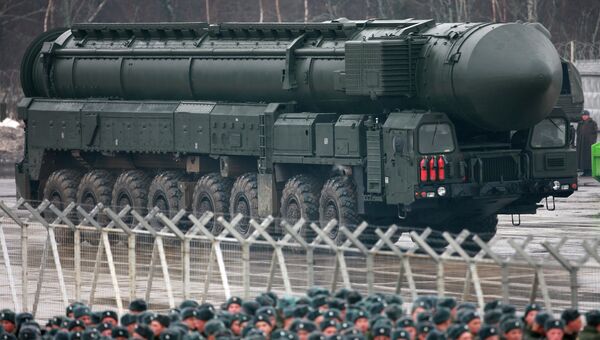 Установки ракетного комплекса Тополь-M во время подготовки к Параду Победы. Архивное фото Установки ракетного комплекса Тополь-M во время подготовки к Параду Победы. Архивное фото