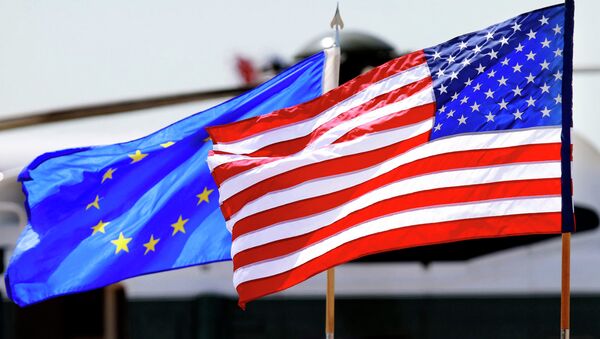 Флаги ЕС и США. Архивное фото Флаги ЕС и США. Архивное фото