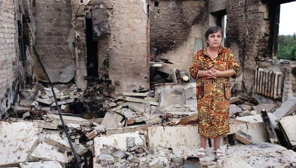 Жительница города Ясиноватая на руинах своей квартиры. Архивное фото Жительница города Ясиноватая на руинах своей квартиры. Архивное фото