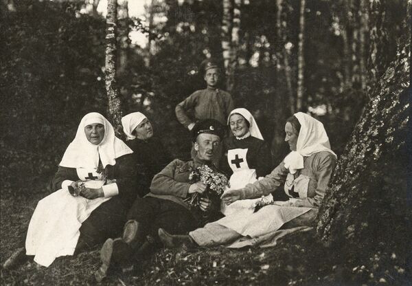 Солдаты и медсестры во время отдыха, 1916 год Солдаты и медсестры во время отдыха, 1916 год
