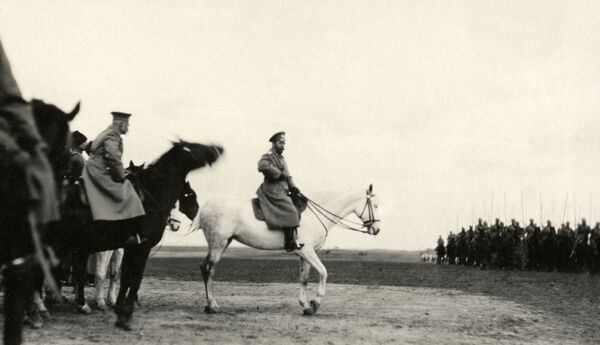 Царь Николай Второй инспектирует войска в Хотине в 1915 году Царь Николай Второй инспектирует войска в Хотине в 1915 году
