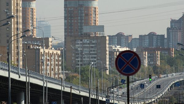 Автомобильное движение по эстакаде на Можайском шоссе. Архивное фото Автомобильное движение по эстакаде на Можайском шоссе. Архивное фото