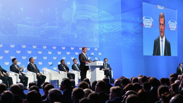 Председатель правительства РФ Дмитрий Медведев выступает на пленарном заседании XIII Международного инвестиционного форума Председатель правительства РФ Дмитрий Медведев выступает на пленарном заседании XIII Международного инвестиционного форума