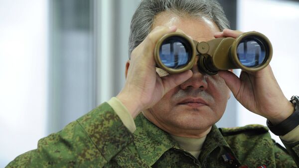 Министр обороны РФ Сергей Шойгу во время наблюдения за военными учениями Министр обороны РФ Сергей Шойгу во время наблюдения за военными учениями