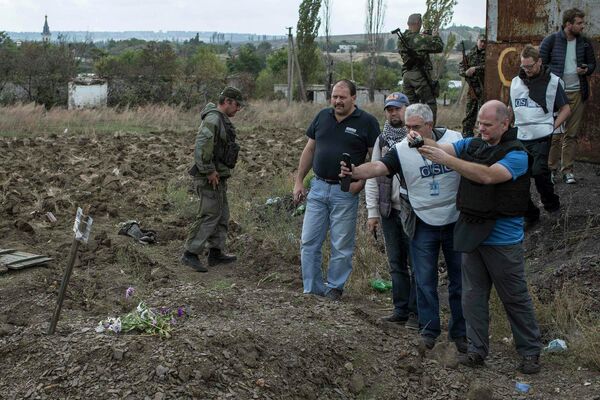 Наблюдатели ОБСЕ у братской могилы в селе Нижняя Крынка Наблюдатели ОБСЕ у братской могилы в селе Нижняя Крынка