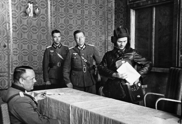 Немецкий генерал и представитель Красной Армии в Брест-Литовске Немецкий генерал и представитель Красной Армии в Брест-Литовске