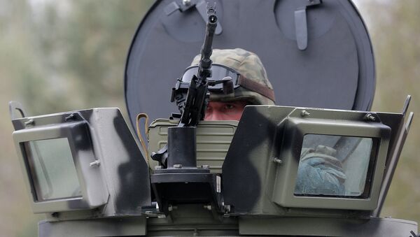Украинский военнослужащий в башне бронемашины. Архивное фото Украинский военнослужащий в башне бронемашины. Архивное фото