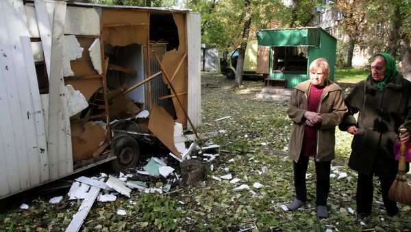 Последствия артиллерийского обстрела Донецка. Архивное фото Последствия артиллерийского обстрела Донецка. Архивное фото