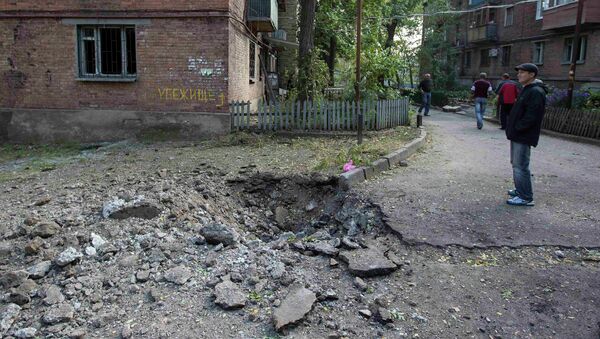 Воронка на одной из улиц Донецка после артобстрела Воронка на одной из улиц Донецка после артобстрела