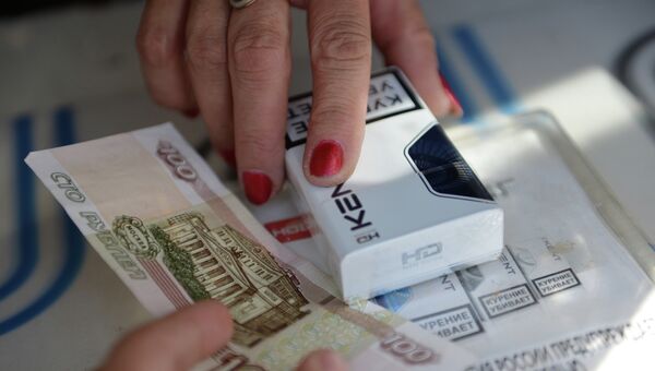Продажа сигарет в одном из киосков. Архивное фото Продажа сигарет в одном из киосков. Архивное фото