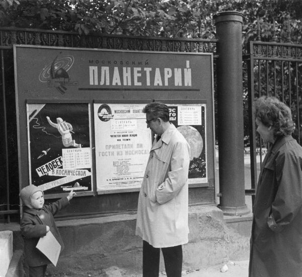 Советский космонавт Константин Феоктистов с женой Галиной и сыном Андреем возле московского планетария. 1964 Советский космонавт Константин Феоктистов с женой Галиной и сыном Андреем возле московского планетария. 1964