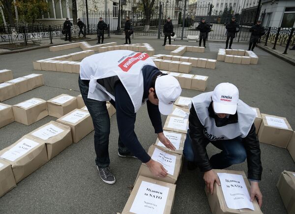 Партия Батькивщина представила 3 миллиона подписей за проведение референдума о вступлении Украины в НАТО Партия Батькивщина представила 3 миллиона подписей за проведение референдума о вступлении Украины в НАТО